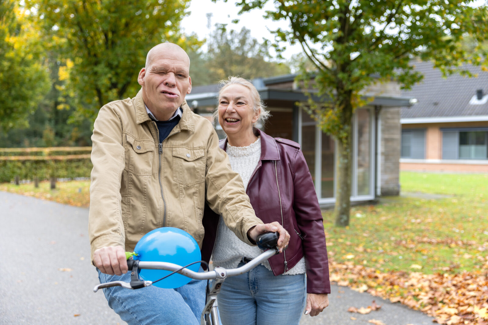 Jaap op de fiets, met jolanda ernaast