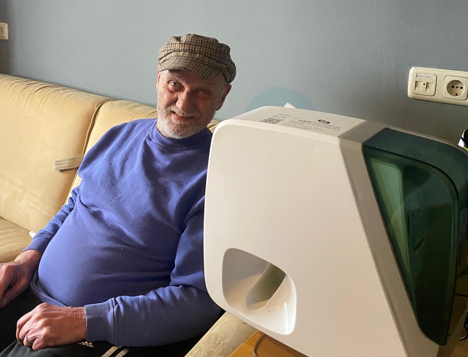 bewoner met medicijndispenser