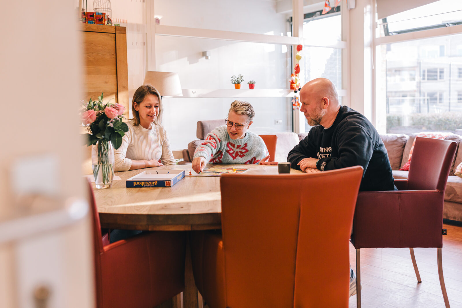 mensen aan tafel