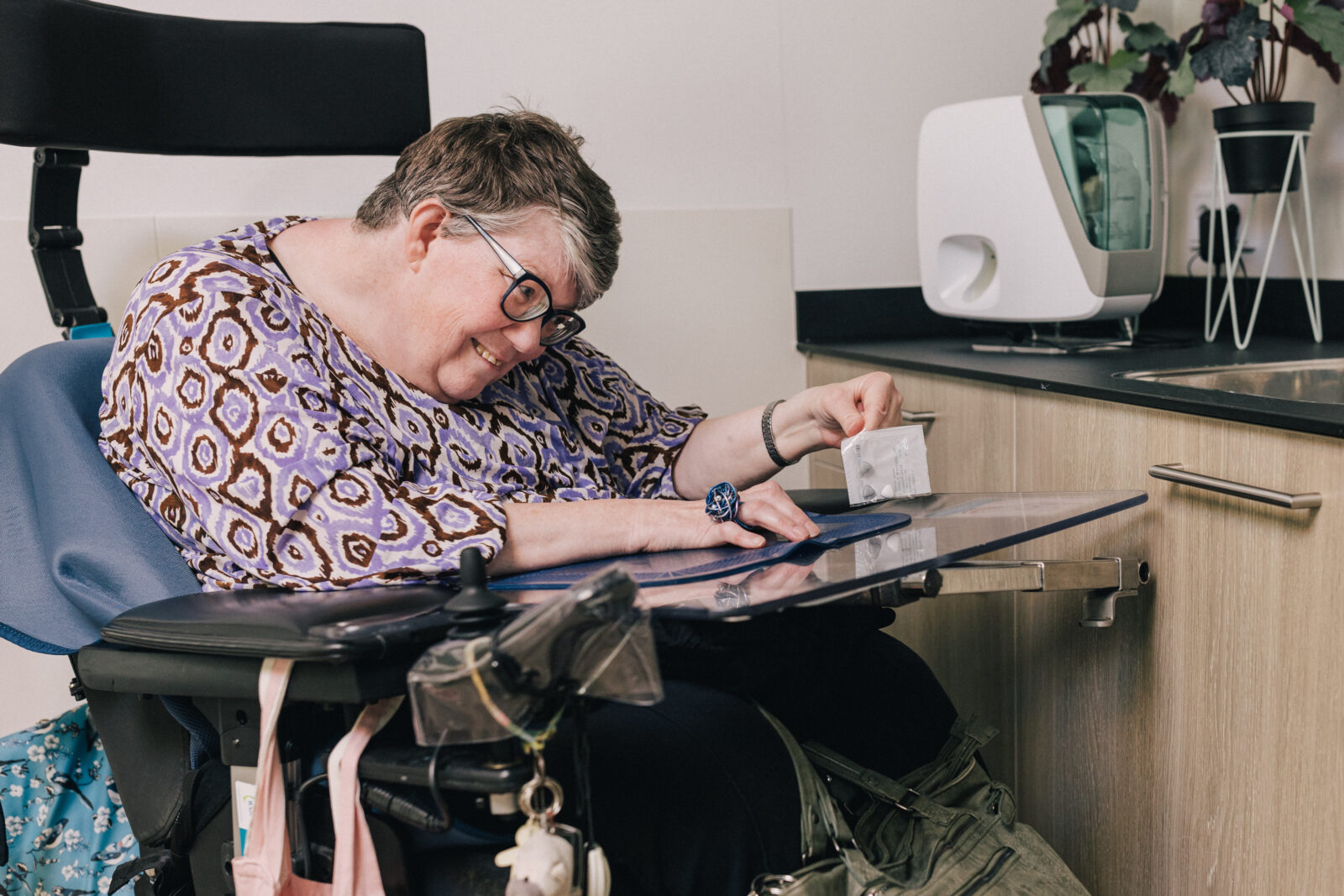 vrouw bij medicijndispenser