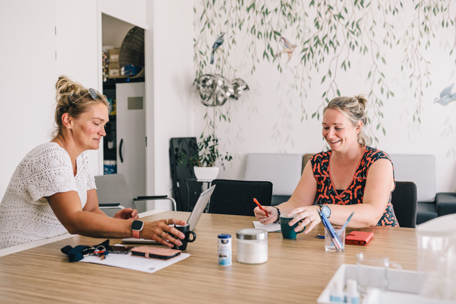 2 collega's met elkaar aan tafel